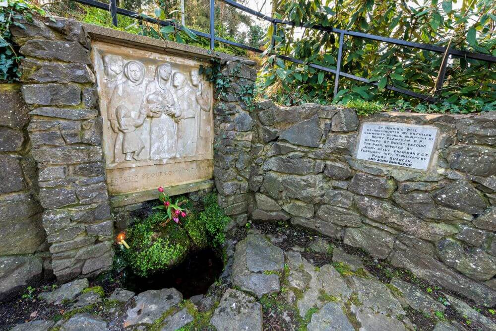 Heilige Brunnen, wie der Brigid's Well in Kilcullen, County Kildare, sind in Irland weit verbreitet. 