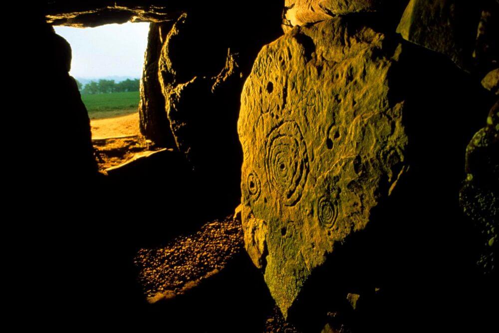 Der Sonnenlichtdurchgang des Mound of Hostages am Hill of Tara, County Meath, mit neolithischen Schnitzereien. 