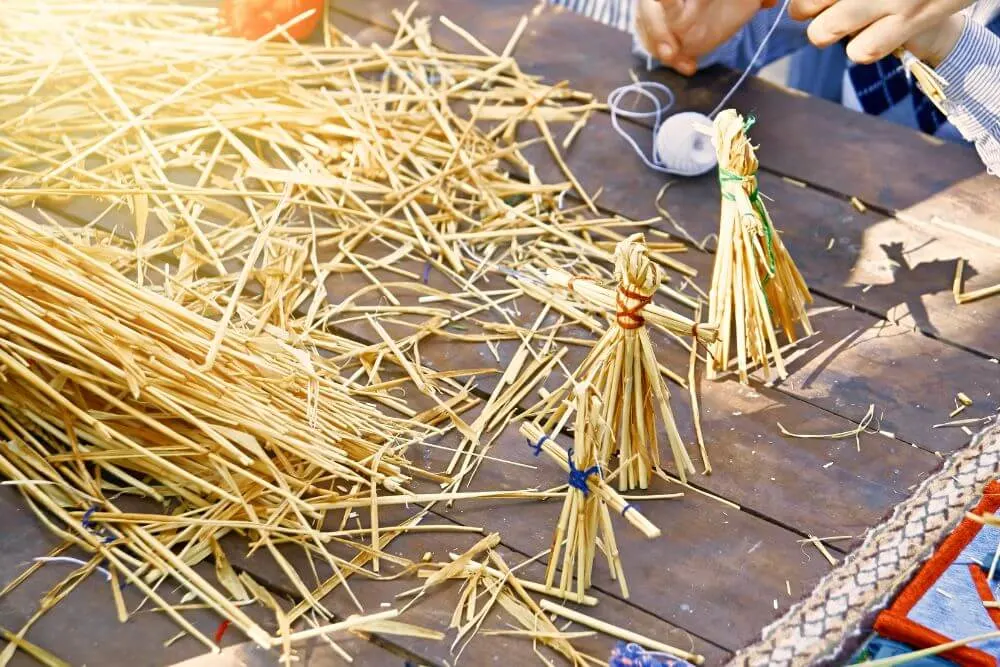 There are many different ways to make a straw or reed doll as your own version of a Brídeóg. 