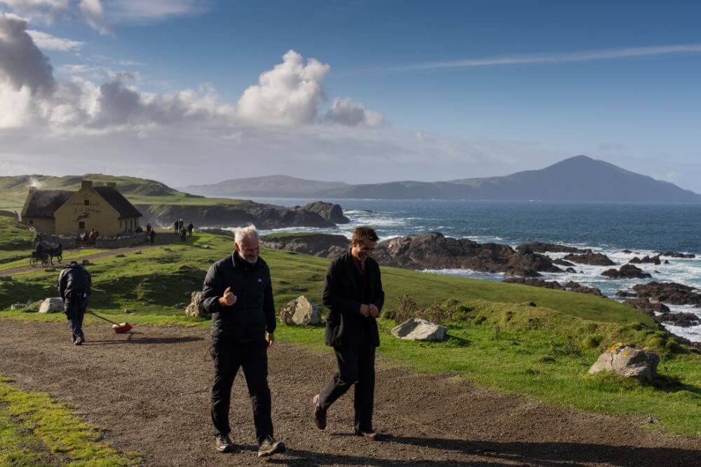 Martin McDonagh et Colin Farrell sur le plateau de tournage du film LES BANSHEES D'INISHERIN.