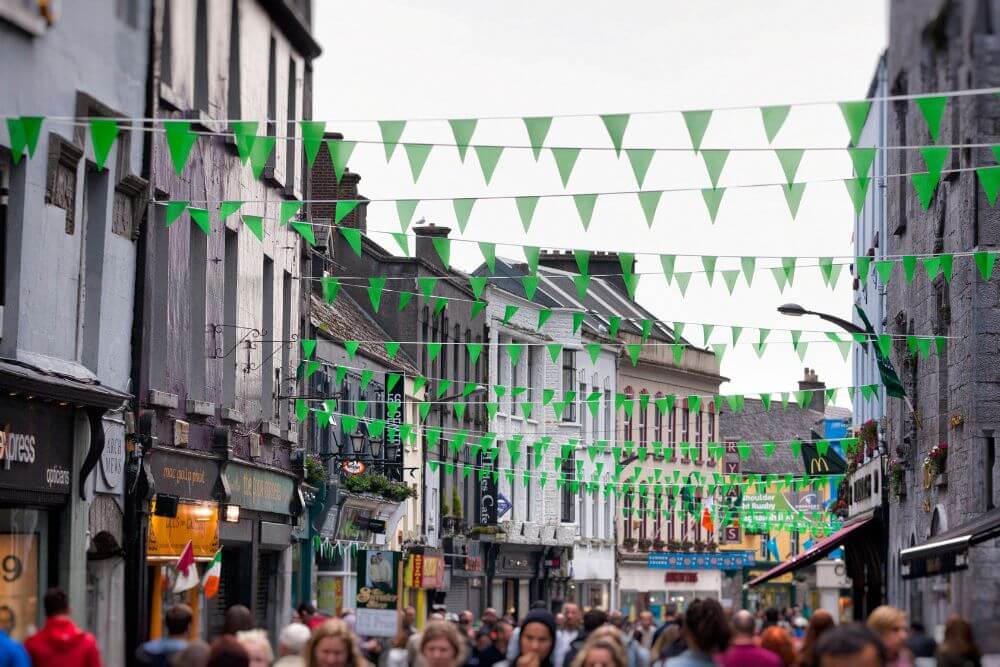 Die Shop St. in Galway ist nur eine der für den St. Patrick's Day geschmückten Straßen in Irland. 