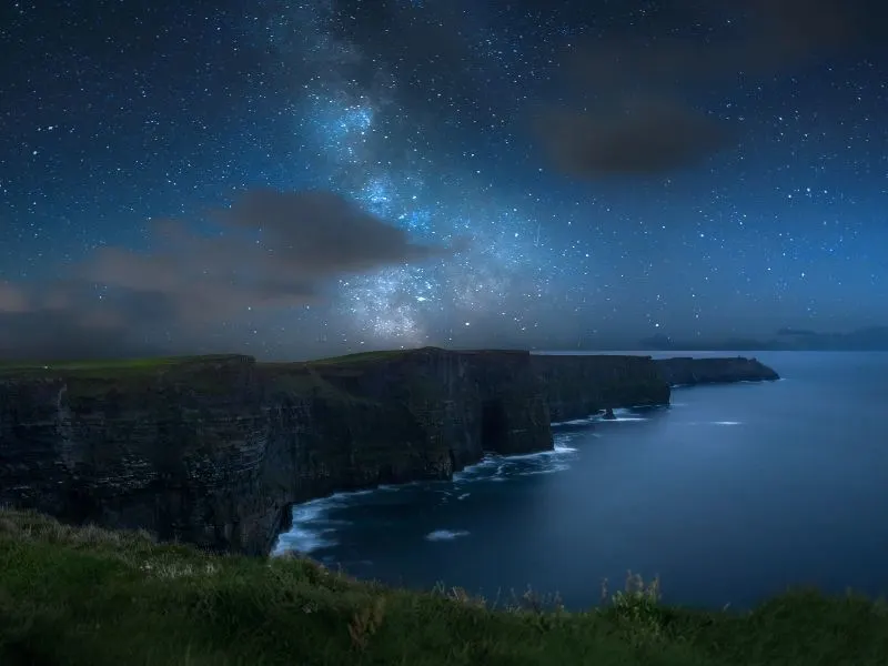 Sternklare Nacht über den Cliffs of Moher in Irland
