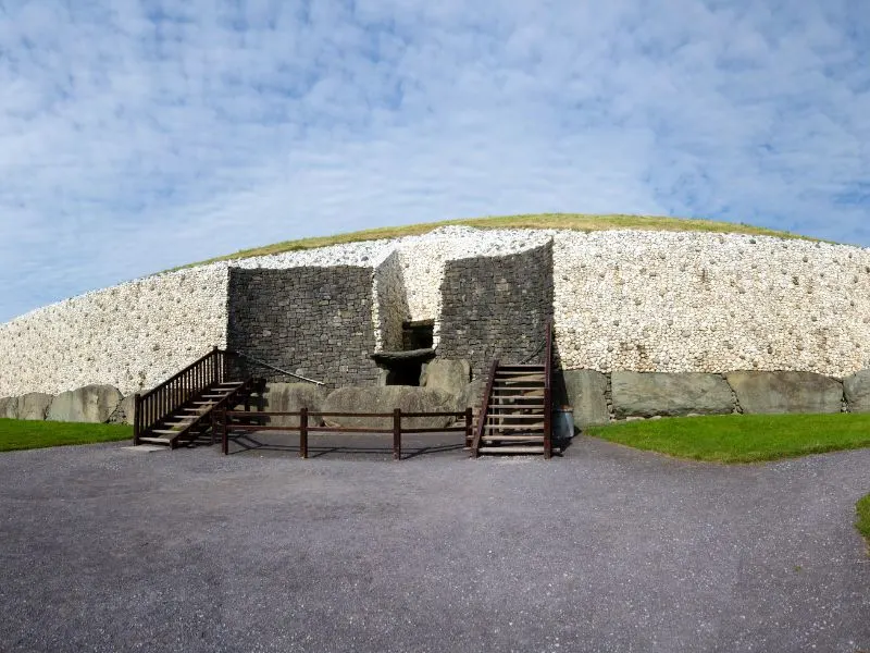 Newgrange in der Grafschaft Meath in Irland