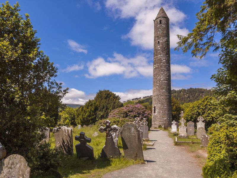 Blick auf den Round Tower in Glendalough in Irland
