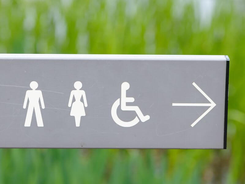 Ein Schild für öffentliche Toiletten. 