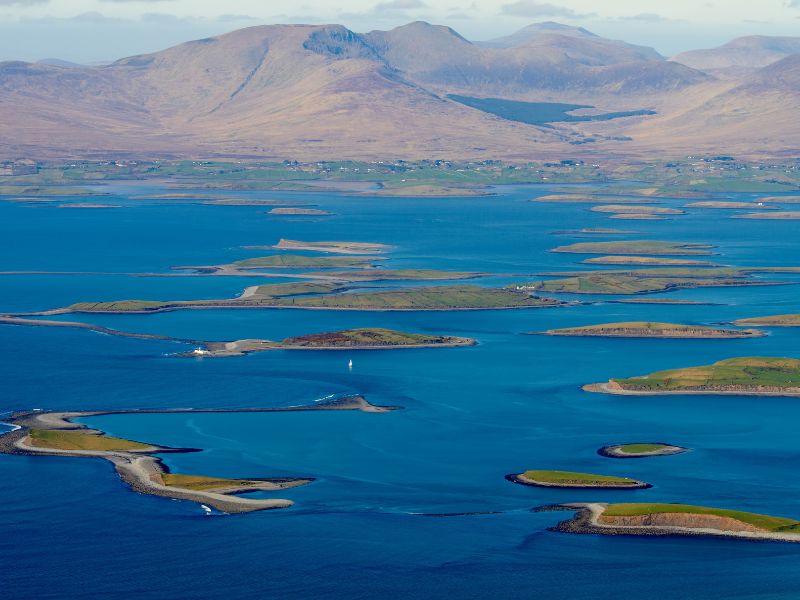 Croagh Patrick in der Grafschaft Mayo mit kleinen Inseln im Vordergrund