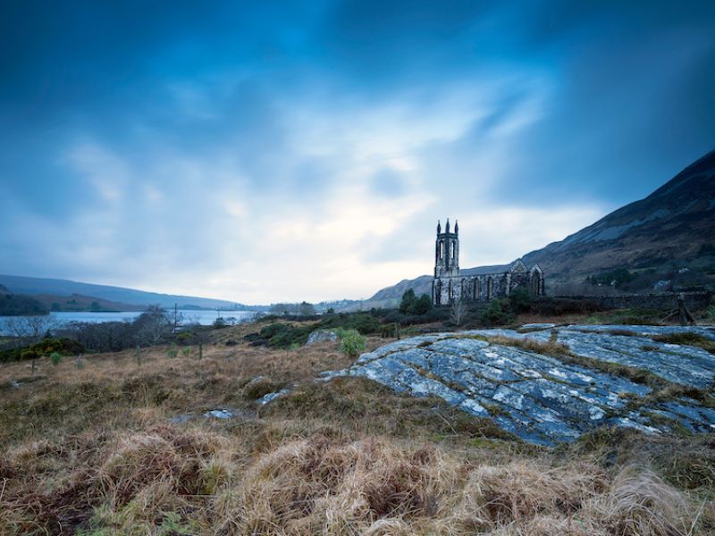 Dunlewey Church neben dem Berg Errigal in der Grafschaft Donegal