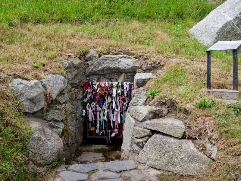 In Irland gibt es viele heilige Brunnen, wie diesen kürzlich wiederentdeckten Brunnen in Dalkey, Dublin. 