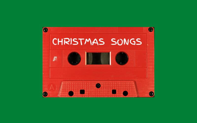 Rote Kassette mit dem Schriftzug 'Christmas Songs' auf grünem Hintergrund