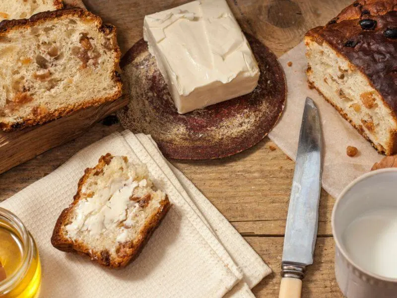 geschnittenes Brot und Butter auf einem Tisch