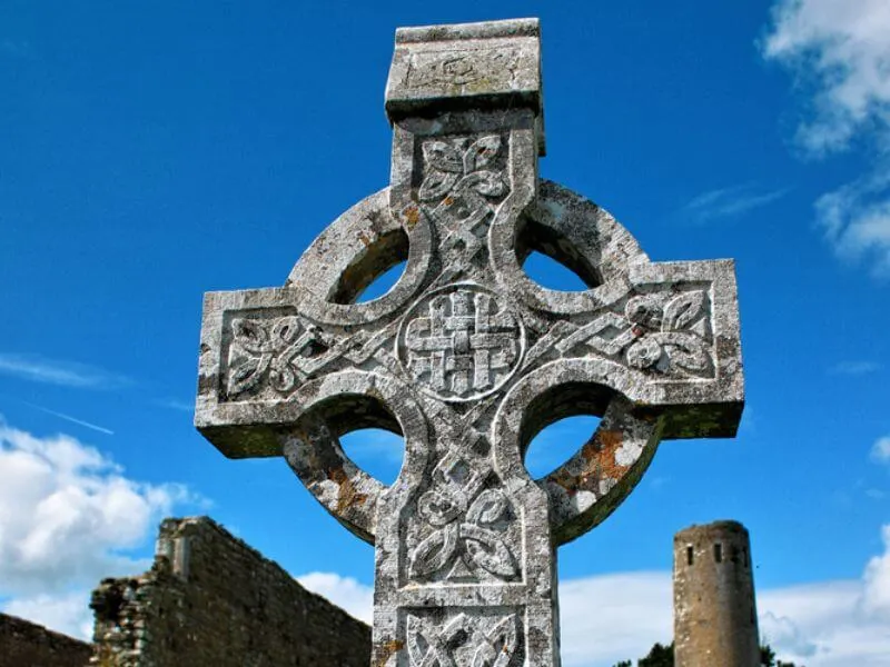 Keltisches Kreuz mit Flechtmuster in Clonmacnoise, County Offaly, Irland. 