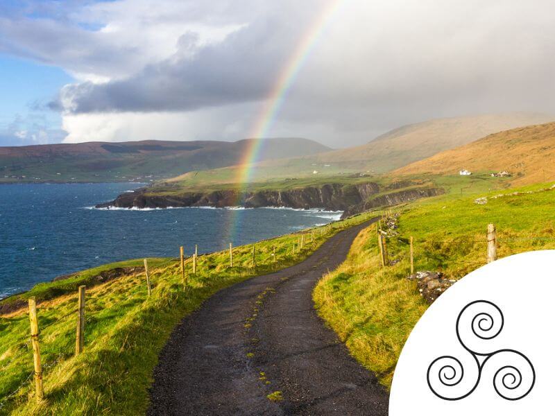 Keltischer Spiralknoten mit einer Küstenstraße in Irland.