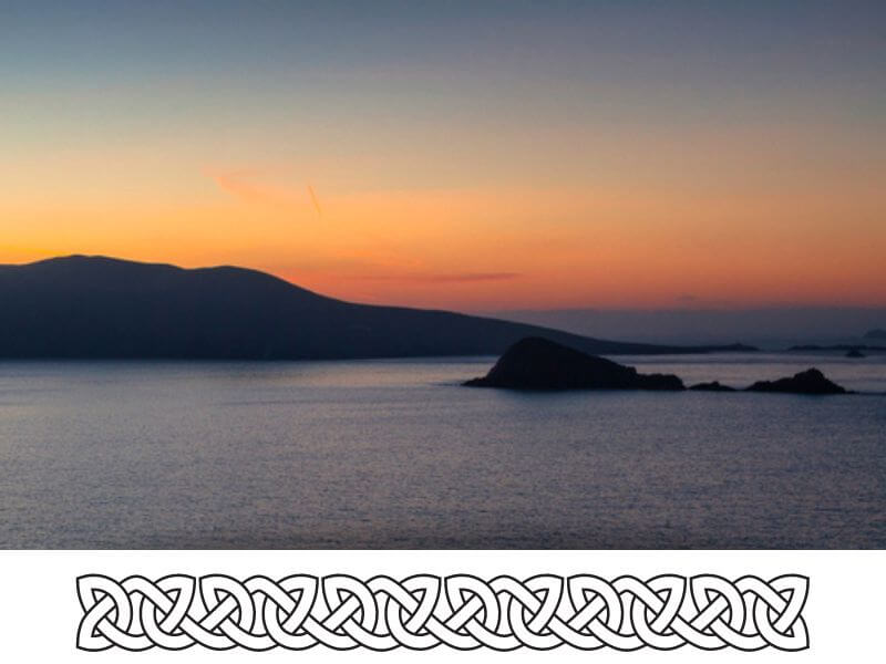Keltisches Banddesign mit dem Atlantischen Ozean im Hintergrund. 