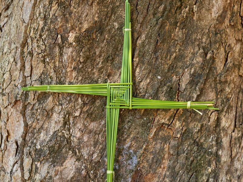 Ein traditionelles Brigid's Day Kreuz, das aus Binsen hergestellt wird. 