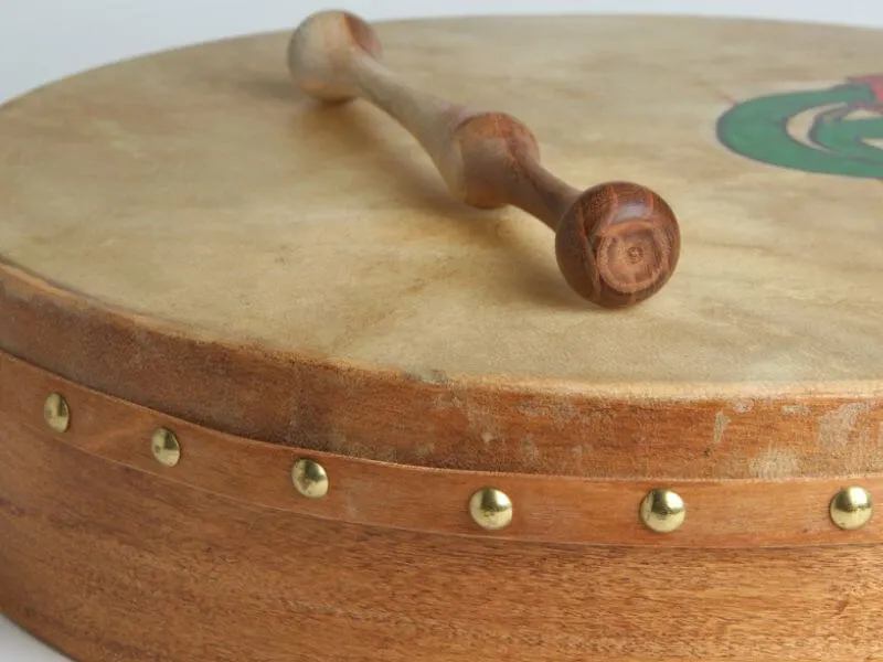 Eine Bodhrán ist ein traditionelles irisches Instrument, das bei Totenwachen gespielt wurde. 