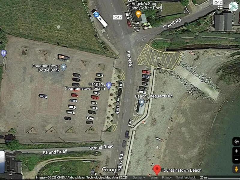 Luftaufnahme des Parkplatzes und der Bushaltestelle am Fountainstown Beach in Cork.  