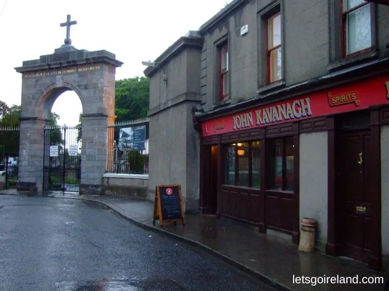 John Kavanagh, der Gravedigger Pub in Glasnevin, Dublin, ist berühmt, weil die Totengräber des Glasnevin-Friedhofs nebenan einen geheimen Klopfcode benutzten, um ihre Getränke auf der Rückseite des Gebäudes zu bestellen! 