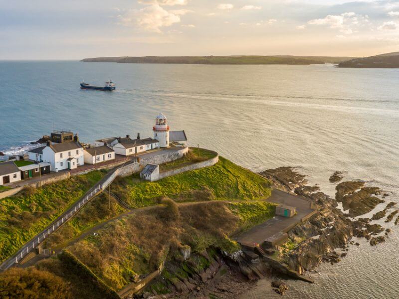 Das Roche's Point Lighthouse liegt auf der gegenüberliegenden Seite des Cork Harbour am Fountainstown Beach.