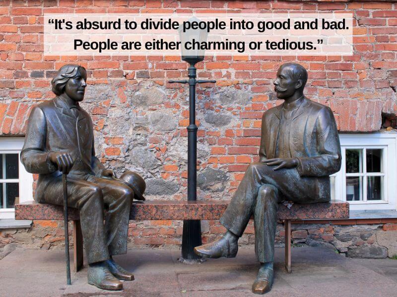 Sculpture of Oscar Wilde and Eduard Vilde in Tartu with quote