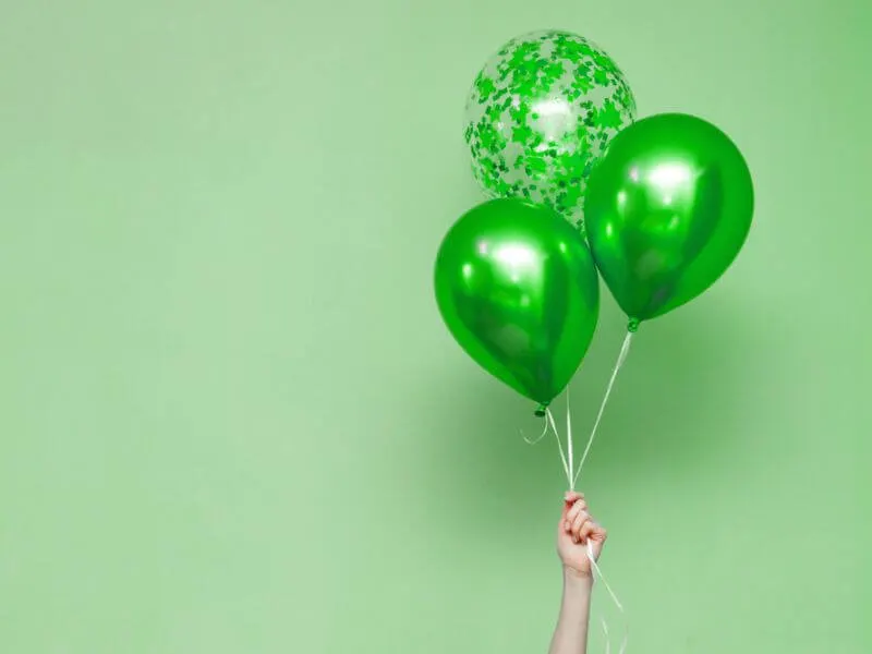 Prominente irische Drillinge mit drei grünen Luftballons!  