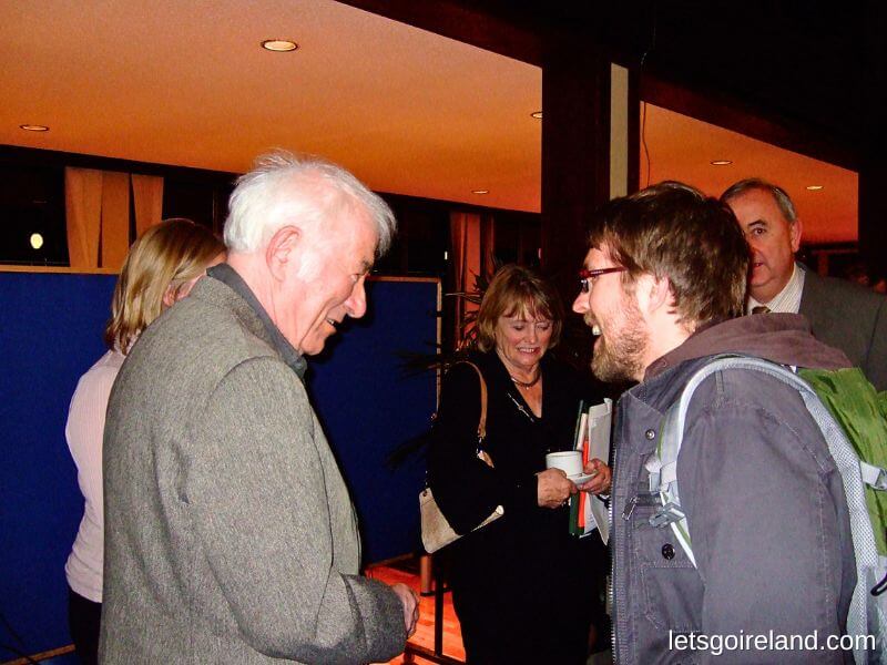 Nils plaudert mit Seamus Heaney, dem irischen Literaturnobelpreisträger.  